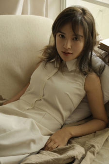 我和闺蜜在公交被八个人挤倒