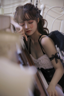 撩起白丝校花的短裙进入